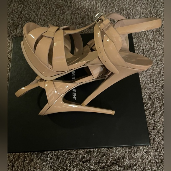 YVES SAINT LAURENT
Patent Leather Cutout Accent T-Strap Sandals - Picture 1 of 8